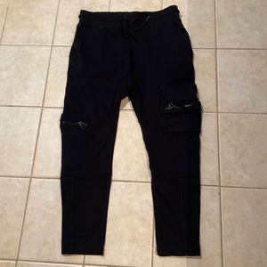 Men’s Zara slim fit cargo joggers with drawstring waist. Zippered side pockets.